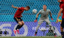 Pemain Spanyol Dani Olmo gagal mencetak gol dari jarak dekat ke gawang kiper Swedia Robin Olsen pada pertandingan grup E Piala Eropa 2020 antara Spanyol dan Swedia di Sevilla, Spanyol, Senin, 14 Juni 2021. 
