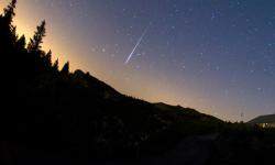 Pemandangan meteor jatuh ke Bumi (ilustrasi).