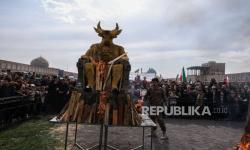 Pembakaran patung Baal di Teheran, pada peringatan Hari Ulang Tahun Revolusi Islam di Teheran, Rabu (11/2/2026).