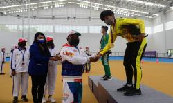Atlet sepatu roda Sumatera Utara, Muhammad Khadafi (baju hijau), harus puas dengan medali perak usai mencatatkan waktu 7.783 detik pada nomor Individual Time Trial (ITT) 100 meter putra.