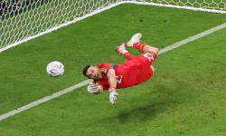 In Picture: Gaya Terbang Emiliano Martinez Saat Menepis Tendangan Penalti Belanda