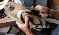 In Picture: Sandal Berbahan Pandan dan Mendong bagi WIsatawan Borobudur