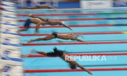 Para perenang melakukan start pada final renang 200 meter gaya bebas putra klasifikasi S9 Peparnas Papua di Venue Aquatic Kompleks Stadion Lukas Enembe, Kabupaten Jayapura, Papua, Rabu (10/11/2021). 