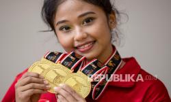 Pesenam artistik putri DKI Jakarta Rifda Irfanaluthfi menunjukkan medalinya dari cabang olahraga senam artistik putri PON Papua di Istora Papua Bangkit, Kampung Harapan, Kabupaten Jayapura, Papua, Ahad (3/10/2021).