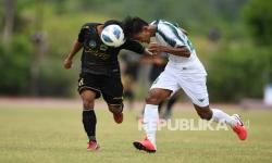 Pesepak bola Jawa Timur Muhamad Idris (kanan) berebut bola dengan pemain Jawa Tengah Alfian Listiyono dalam pertandingan sepak bola PON Papua di Stadion Mahacandra, Papua, Jumat (1/10/2021). Jawa Timur menang dengan skor 3-0.