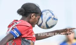 Pesepak bola Papua Barat Serlin Erumkuy menyundul bola saat bertanding melawan tim sepakbola putri Jawa Barat pada penyisihan grup A Sepakbola Putri PON Papua di stadion Katapal, Kabupaten Merauke, Papua, Selasa (5/10/2021). 