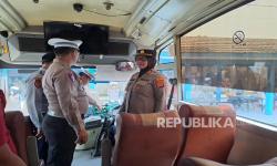 Petugas Gabungan Periksa Kelayakan Bus dan Kesehatan Sopir di Indramayu