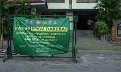 Petugas keamanan berjaga di Hotel Mutiara, Malioboro, Yogyakart. Pemerintah Daerah Istimewa Yogyakarta (DIY) memanfaatkan Hotel Mutiara sebagai shelter isolasi terpusat untuk warga seiring meningkatnya kasus Covid-19 di DIY.