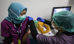 In Picture: Vaksinasi Booster Kedua Nakes di Depok