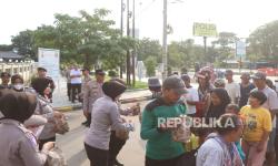 Berbagi Berkah Ramadhan, Polres Indramayu dan Polsek Jajaran Bagikan Takjil 