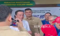 Di Reuni UGM, Jokowi Geleng-Geleng dengan Isu Ijazah Palsu