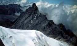 Balai Taman Nasional Lorenz Pantau Kondisi Salju di Puncak Cartenz