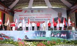 Pupuk Nasionalisme, John Wempi Wetipo Serahkan Bendera Merah Putih kepada Masyarakat Aceh