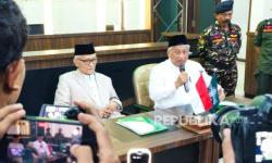Rais Aam NU KH Miftachul Akhyar didampingi Rais Syuriah PBNU Prof M Nuh dalam konferensi pers di PWNU Jawa Timur, Sabtu (29/11/2025). 