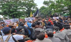Menolak Desanya Tenggelam Akibat Rob, Ratusan Warga Eretan Wetan Geruduk DPRD dan Pendopo Indramayu 