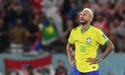  Reaksi Neymar dari Brasil setelah kalah dalam pertandingan sepak bola perempat final Piala Dunia FIFA 2022 antara Kroasia dan Brasil di Education City Stadium di Doha, Qatar,  Jumat (9/12/2022).
