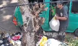 Aksi Sopir Angkot Buang Sampah Karungan di Pinggir Jalan di Bandung Terekam CCTV