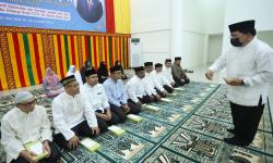 Rektor <em>Peusijuek </em>16 Jamaah Calon Haji UIN Ar-Raniry
