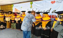 Rumah Zakat menggelar wisuda 32 orang yang ikut dalam program Sekolah Lansia, di Desa Berdaya Girilayu, Sabtu (22/11/2025). 