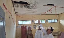 Gegara Atap Jebol, Siswa SDN di Bandung Barat Belajar Bergiliran