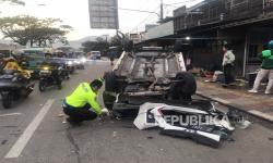 Minibus Terbalik Usai Senggol Sepeda motor di Bandung, Tiga Orang Luka-Luka