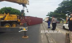 Tabrak Pagar Rumah Warga, Truk Kontainer Terguling Tutupi Jalur Pantura Indramayu