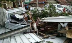 Puluhan Rumah Rusak Akibat Angin Puting Beliung di Cimaung Bandung