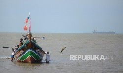 Topic Nelayan Tradisional Republika Online<script async src=