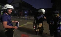 Petugas Pasang Garis Polisi di MtsN 19 Jakarta