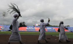 Umat Lintas Agama Lakukan Doa Bersama di Stadion Kanjuruhan