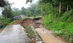 Cuaca Ekstrem, Sebabkan Jembatan di Simpang Loji-Puncak Darma Sukabumi Ambruk  