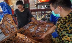 Suvenir Lukisan Kulit Kayu untuk PON Papua
