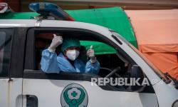 Seorang sopir ambulans mengangkat jempolnya usai mengangkut pasien positif Covid-19 di Rumah Sakit Undata, Palu, Sulawesi Tengah, Rabu (23/2/2022). WHO mengumumkan terjadinya tren penurunan kasus Covid-19 secara global pada pekan ini.