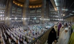 Shalat Tahajud Berjamaah (ilustrasi). Niat Sholat Tahajud 2 Rakaat Beserta Doa Lengkap