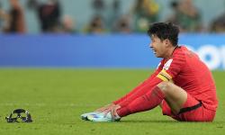 Son Heung-min dari Korea Selatan bereaksi setelah kemenangan 2-1 timnya atas Portugal pada akhir pertandingan sepak bola Grup H Piala Dunia antara Korsel dan Portugal, di Stadion Education City di Al Rayyan, Qatar, Jumat, 2 Desember, 2022. 