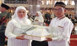Cinta tak Mengenal Usia, Kisah Haru Pasangan Lansia di Nikah Massal   