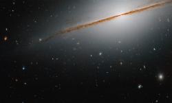 Teleskop Hubble Tangkap Foto Galaksi Berdebu Mirip Topi Meksiko 