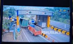 Viral Truk Tronton Seruduk Truk dan Gerbang Tol Cikamuning Bandung Barat