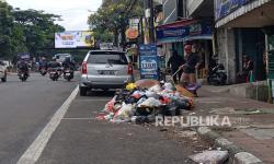 Jalan Sukajadi Bandung Jadi Tempat Pembuangan Sampah Liar