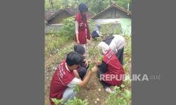 Mahasiswa KKN UAD Bagikan Bibit Tanaman Rumah Tangga di Plosodoyong Gunungkidul