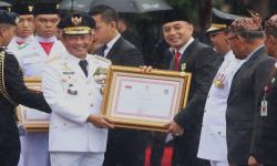 Catat Sejarah, Eri Cahyadi Wali Kota Surabaya Pertama Terima Satyalancana dari Presiden 