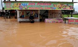  Basarnas Bantu Evakuasi Korban Banjir di Kota Jambi