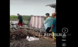 Warga Terpaksa Pikul Jenazah dengan Sarung di Indramayu karena Jembatan tak Layak