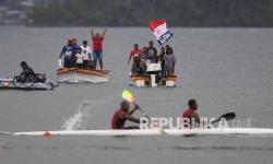 Warga menyaksikan babak semifinal canoeing 1000 meter PON Papua dari atas perahu di Teluk Youtefa, Papua, Senin (27/9/2021). 