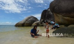 Anjuran Wisata dalam Pandangan Islam. Foto: Wisatawan menikmati keindahan di Pantai Tanjung Tinggi, Belitung, Kamis (10/3).   (Republika/Raisan Al Farisi)