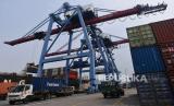 Suasana bongkar muat peti kemas di Pelabuhan Tanjung Priok, Jakarta, Selasa (15/9/2020). Asosiasi Logistik dan Forwader Indonesia (ALFI) mendukung Ekosistem Logistik Nasional (NLE) yang diluncurkan pemerintah.