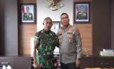 Minta Maaf Insiden Polisi Jilat Kue TNI, Kapolda Papua Barat Peluk Pangdam Kasuari