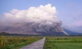 Debu Abu Vulkanik Semeru Bergerak ke Arah Barat Daya