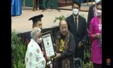 MURI Beri Dua Penghargaan pada Hadi Purnomo Wisudawan Unkris 
