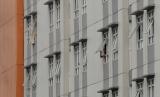 Pasien COVID-19 di salah satu tower di Rumah Sakit Darurat Penanganan COVID-19 Wisma Atlet Kemayoran, di Jakarta.